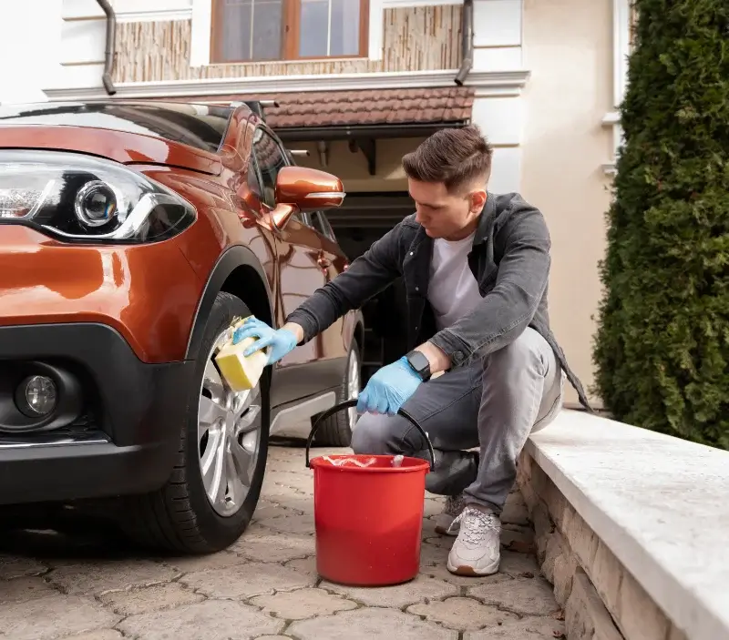 Lavage auto à domicile Saint-Martin-d'Écublei : professionnel intervenant sur un véhicule